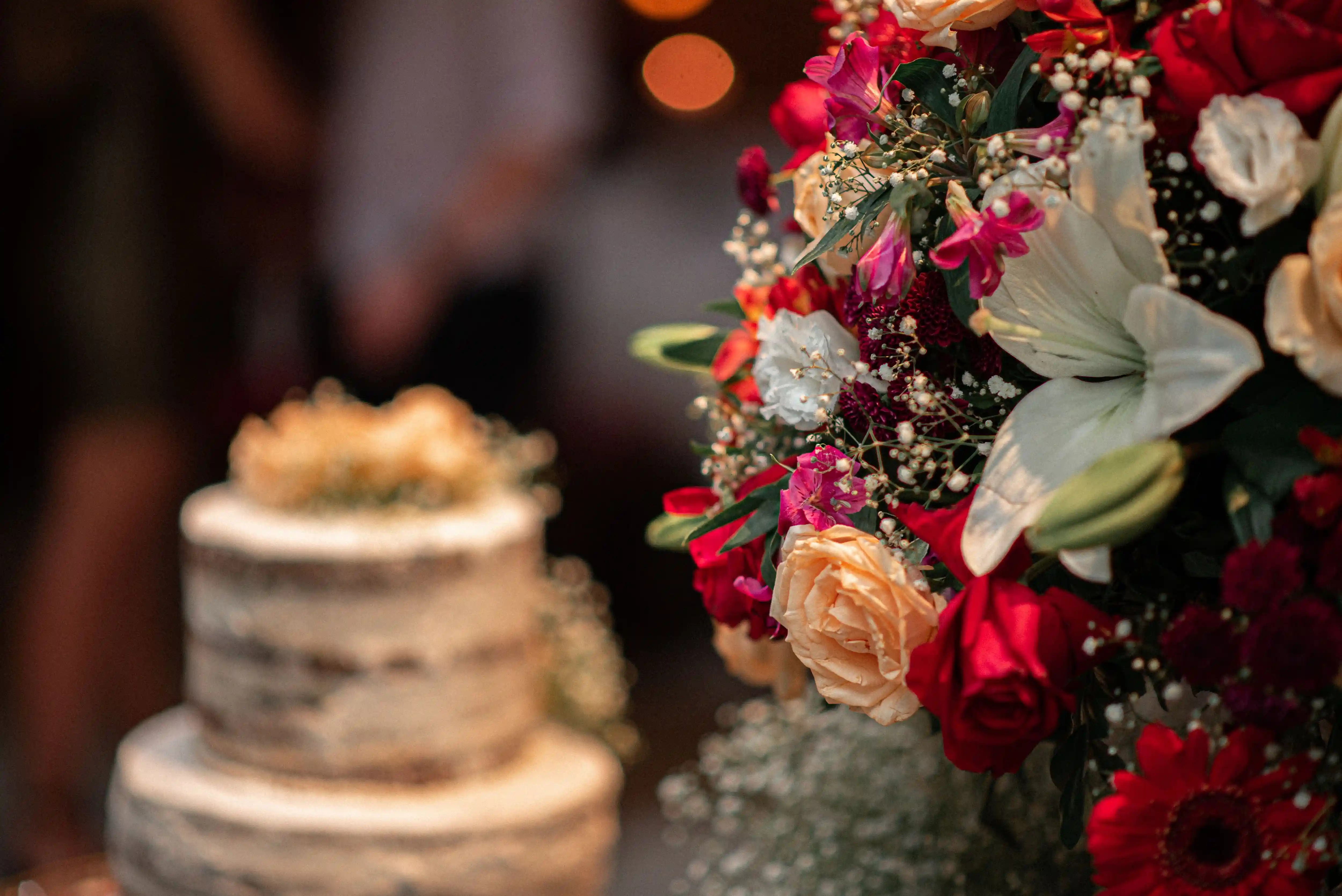 Decoración de boda en Medellín con aros con forros, backings de madera y cilindros