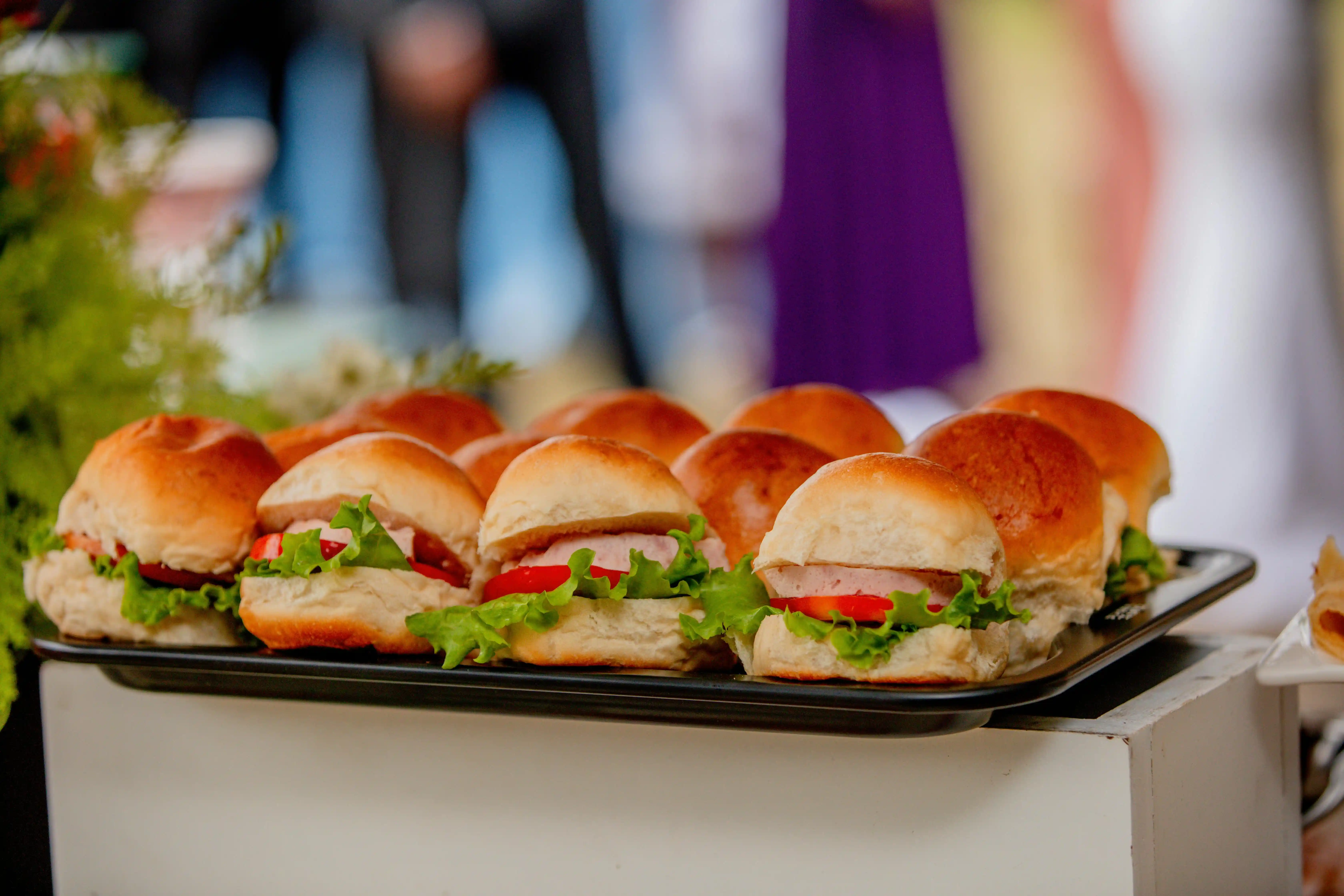 Cajas de refrigerios empresariales en Medellín entregadas para reuniones y eventos