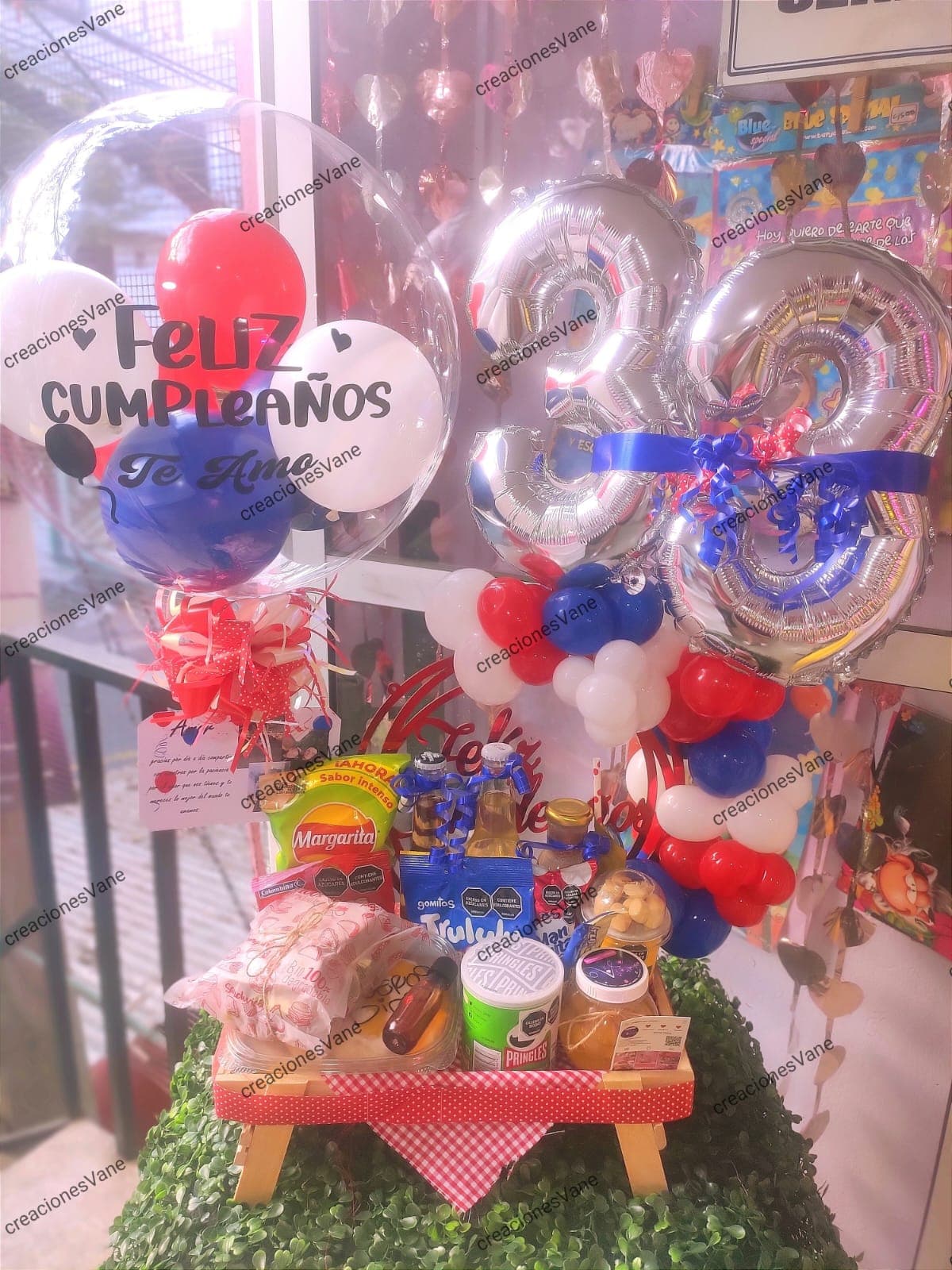 Celebración Plateada: Azul y Rojo en Medellín - Creaciones Vane