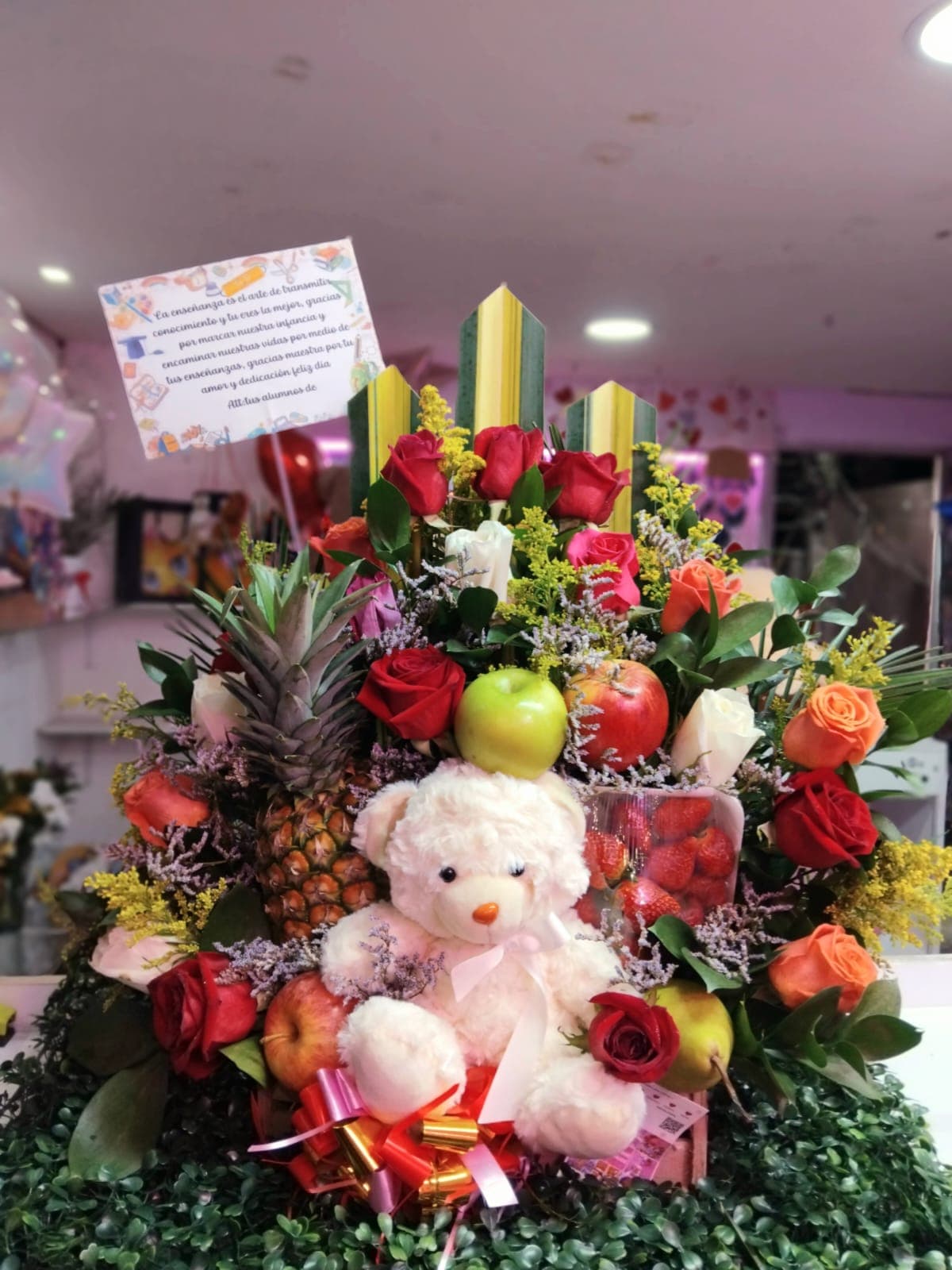 Festín de Gratitud: Arreglo de Frutas y Rosas Premium en Medellín - Creaciones Vane