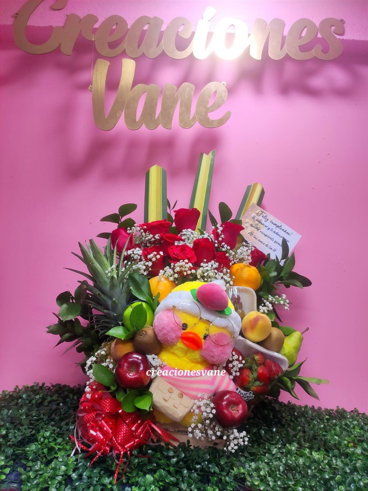 Dulce Despertar: Ramo de Frutas y Rosas en Medellín - Creaciones Vane