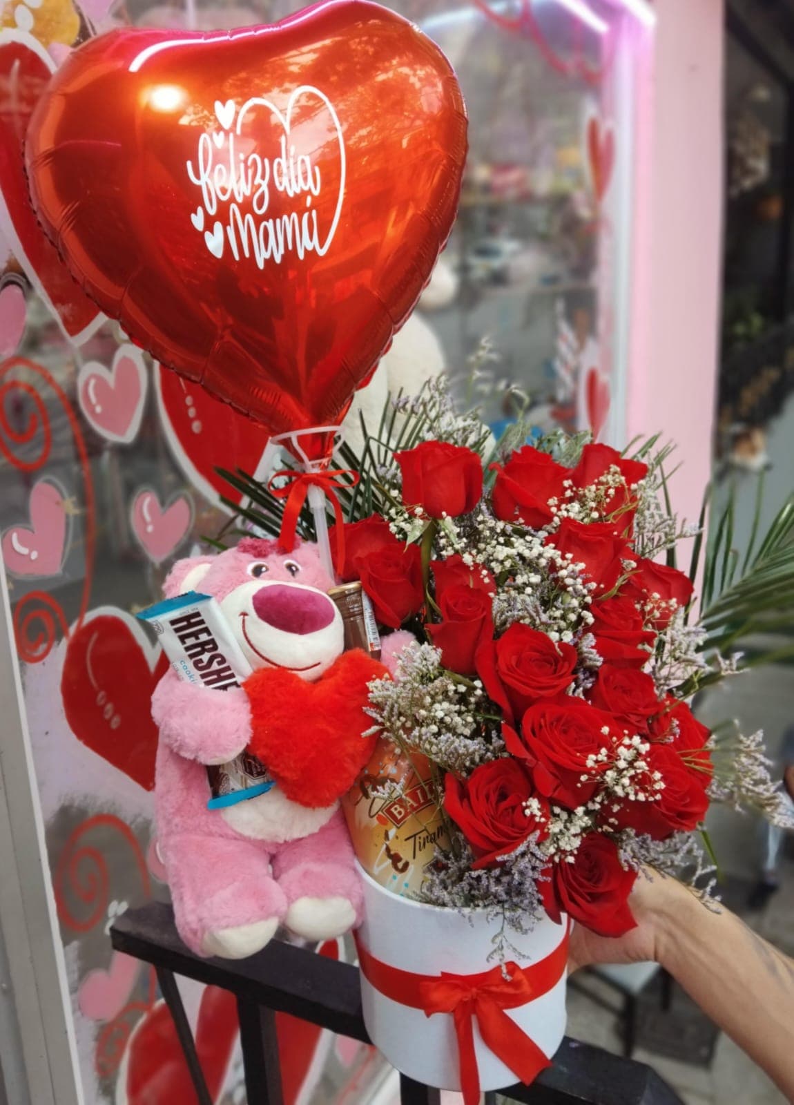 Celebración Real: Rosas, Baileys & Hershey's en Medellín - Creaciones Vane