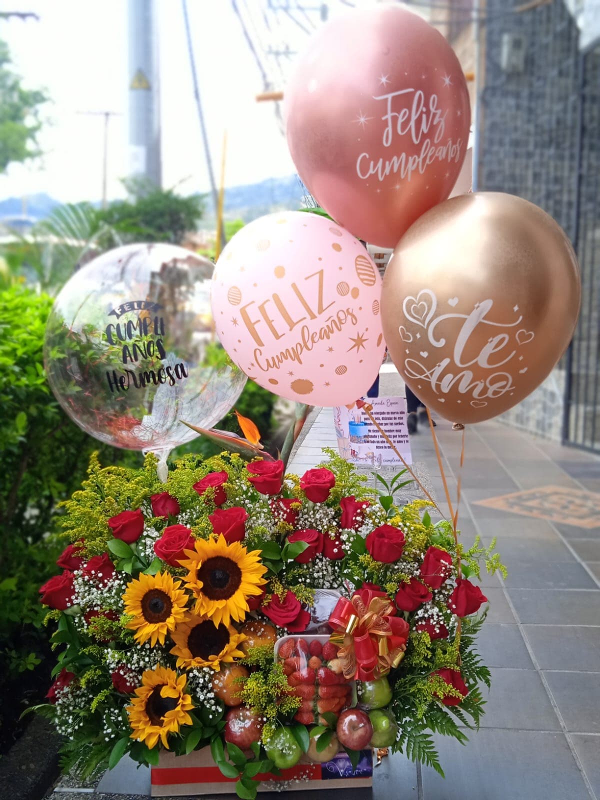 Jardín de Amoroso: Girasoles, Rosas y Globos en Medellín - Creaciones Vane