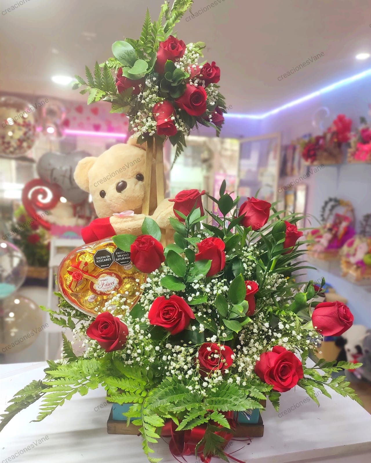 Abrazo de Rosas: Arreglo Amor con Peluche y Chocolates en Medellín - Creaciones Vane