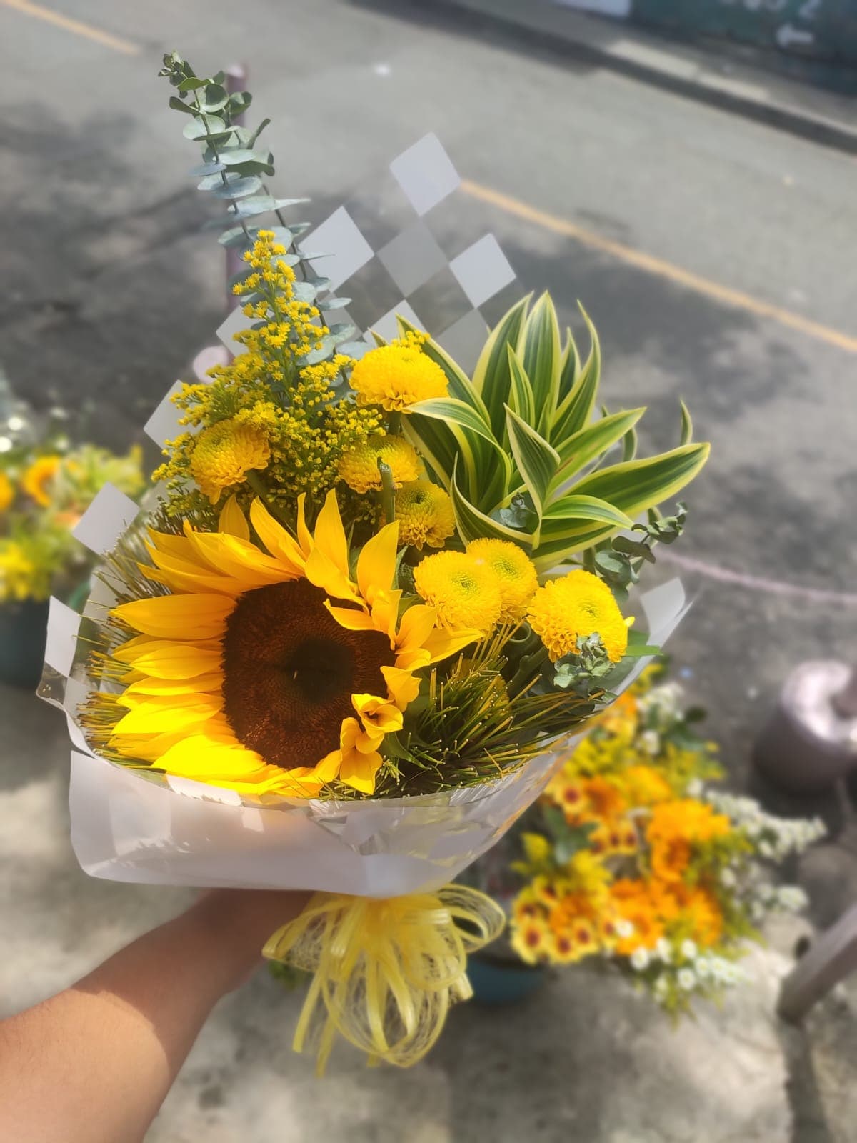 Sol Radiante: Ramillete de Girasol y Esperanza en Medellín - Creaciones Vane