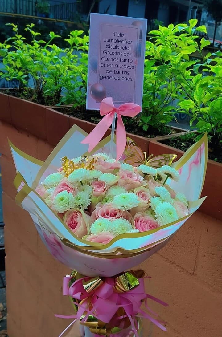 Realeza Rosa: Ramillete Premium con Corona en Medellín - Creaciones Vane