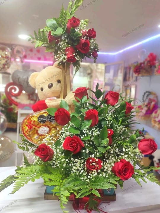 Abrazo de Rosas: Arreglo Amor con Peluche y Chocolates en Medellín - Creaciones Vane